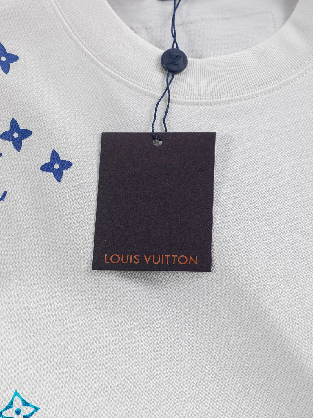 🅿️210 Louis Vuitton 1V micro-wide version S-Xl 25SS LV new product counter catwalk style, heavy letter embroidery stitching colorful print on the chest 🪡 Embroidered logo, same style for men and women! Short-sleeves are not the same as the general public, but must be unique and eye-catching. This LV short-sleeves is all about quality, comfort, consistent style, fashion, including fabrics and cutting techniques, all of which have been made with great effort! 320 grams of washed pure cotton fabric, pure cotton is breathable, very refreshing and comfortable for daily wear. The rib knitting on the neckline is smooth and tight, and the neckline will not be skewed if you toss it at will. The loose version, you will find that it looks really good on the upper body. The overall is minimalist and neat, super versatile for daily use! Pair it casually with a pair of pants for a youthful look. A T-shirt will make your outfit crazy. It is a fashionable item that can never go wrong! Color: Black White Size: S-XL Size chart: S: Shoulder width 50-Bust 54-Length 70 M: Shoulder width 52-Bust 56.5-Length 72 L: Shoulder width 54-Bust 59-Length 74 XL: Shoulder width 56-Bust 61.5-Length 76